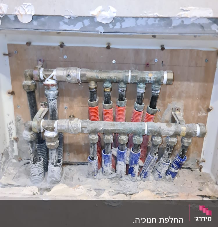 צינורות מים עם חיבורים במערכת אינסטלציה